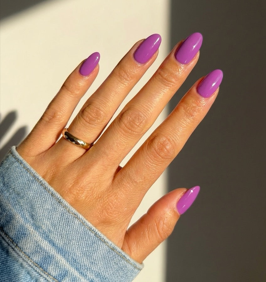 YISS grape purple gel polish shade on hand for deep and dark skin color inspiration