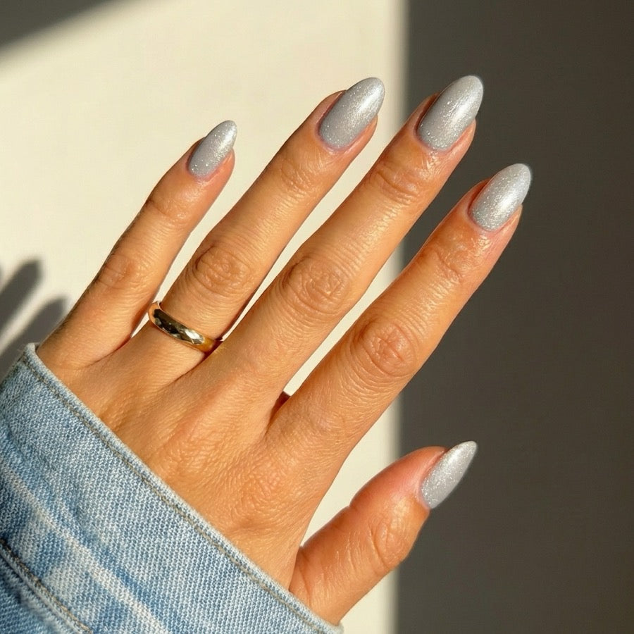 YISS silver glitter HEMA-free gel polish shade on hand